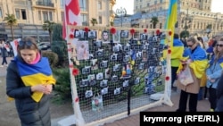 Стена памяти с фотографиями погибших на войне в Украине, Батуми, площадь Европы