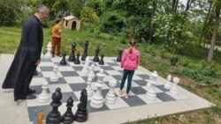 Reportaj video | Școala de șah de la biserică. „Vrem să ajutăm copiii să fie sănătoși la minte și să aibă sufletul frumos”

