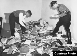 Уничтожение нацистами библиотеки берлинского Института сексуальных исследований
