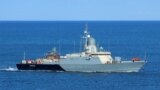 <div>Corveta Askold a fost supusă testelor pe mare în octombrie 2022. &nbsp;Pe 4 noiembrie 2023, corveta Askold din clasa Karakurt, care încă nu intrase în serviciul Marinei ruse,&nbsp;a fost lovită, după toate probabilitățile,&nbsp;de o rachetă de croazieră. Ucraina a anunțat ulterior &bdquo;distrugerea&rdquo; navei. Ministerul rus al Apărării spune că nava ar fi fost &bdquo;avariată&rdquo;.&nbsp;Corvetele Karakurt sunt capabile să lanseze până la opt rachete de croazieră și sunt echipate cu o versiune a sistemului de rachete antiaeriene Panțîr.<br />
&nbsp;</div>
