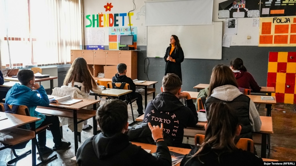 Mësimi në një klasë sipas sistemit të Kosovës.