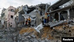 Дети посреди руин на месте израильских ударов в секторе Газа. 11 октября 2023 года