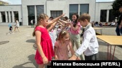 Українські діти граються під час великоднього сніданку у Варшаві, Польща, 5 травня 2024 року