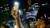 Njerëzit mblidhen në Tel Aviv, Izrael, për ta pritur lirimin e pengjeve izraelite nga Hamasi, sipas marrëveshjes së armëpushimit mes Izraelit dhe Hamasit, 25 nëntor 2023.
