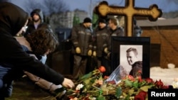Ljudi polažu cvijeće na grob ruskog opozicionog političara Alekseja Navalnog nakon sahrane na groblju Borisovskoje u Moskvi 1. marta 2024.