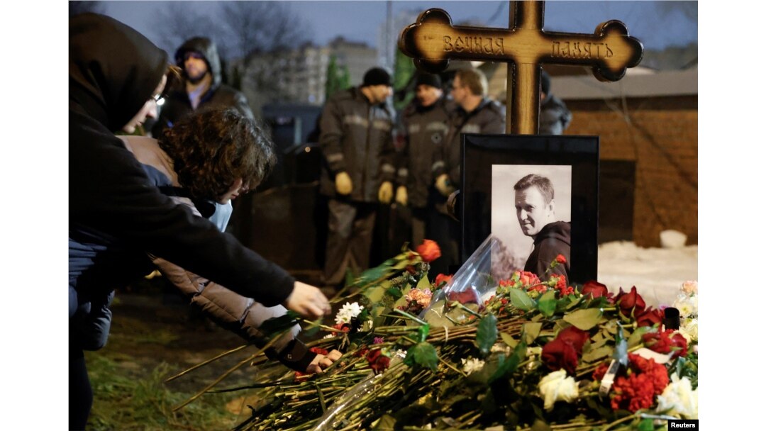 Oamenii depun flori la mormântul politicianului rus de opoziție Alexei Navalnîi după înmormântarea acestuia la cimitirul Borisov din Moscova, 1 martie 2024. REUTERS/Stringer