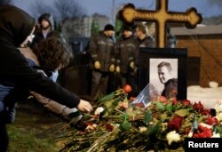 Oamenii depun flori la mormântul politicianului rus de opoziție Alexei Navalnîi după înmormântarea acestuia la cimitirul Borisov din Moscova, 1 martie 2024. REUTERS/Stringer