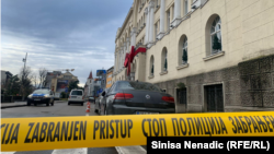 Policija je blokirala pristup zgradi Gradske uprave Banjaluka, dok pretresa prostorije nakon dojave o bombi, Banjaluka, 25. januar 2024. godine