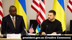 ფოტო არქივიდან. აშშ-ის თავდაცვის მინისტრი ლოიდ ოსტინი და უკრაინის პრეზიდენტი ვოლოდიმირ ზელენსკი უკრაინის მხარდამჭერი საკონტაქტო ჯგუფის სხდომაზე. ბრიუსელი. 2023 წლის 11 ოქტომბერი