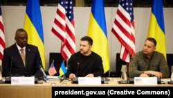 Президент Украины Владимир Зеленский (в центре) во время заседания Контактной группы по обороне Украины в формате «Рамштайн». Штаб-квартира НАТО. Брюссель, Бельгия, 11 октября 2023 года