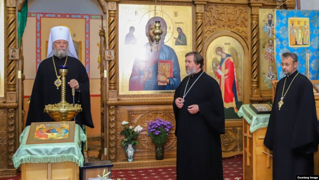 De la stânga la dreapta: Mitropolitul Moldovei Vladimir, prorectorul Academiei de Teologie, Vetcislav Cazacu, și preotul Andrei Oistric. Ultimii doi au trecut de la Mitropolia Moldovei la cea a Basarabiei.