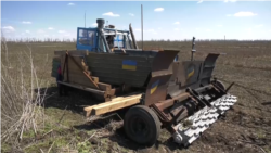 Un fermier din Harkov ară câmpurile minate cu un tractor teleghidat
