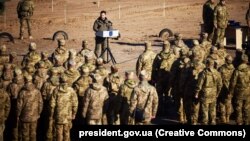 Na Dan raketnih trupa i artiljerije i Dan inženjerijskih trupa, predsjednik Ukrajine Volodimir Zelenski sastao se sa vojnicima i uručio im državna priznanja, 3. novembra 2023.
