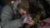 Украински војник прикачува граната од фрлач на гранати RPG-7 на беспилотно летало во близина на градот Хорливка, среде рускиот напад врз Украина, во Донецк регион, Украина, 17 јануари 2024 година. (Архивска фотографија).
