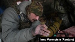 Украински војник прикачува граната од фрлач на гранати RPG-7 на беспилотно летало во близина на градот Хорливка, среде рускиот напад врз Украина, во Донецк регион, Украина, 17 јануари 2024 година. (Архивска фотографија).