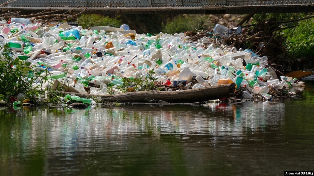 Shishe të plastikës, bidonë dhe mbetje të tjera kanë mbuluar një pjesë të këtij lumi në Kaçanik.