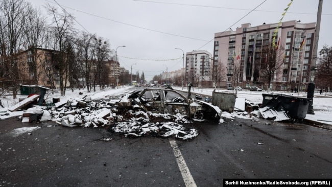 Një rrugë kryesore në Buça, e fotografuar më 1 mars 2022, gjatë një pauze në luftime. Qyteti, në veriperëndim të Kievit, ishte skenë e betejave të ashpra nga 27 shkurti deri në fund të marsit, kur forcat tokësore ruse ndalën sulmet në Kiev.