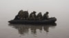 Група українських морських піхотинців переправляється через Дніпро на Херсонщині, жовтень 2023 року