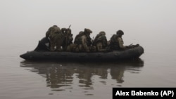 Группа украинских морских пехотинцев переправляется через Днепр в Херсонскую область, 14 октября 2023 года