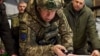 Головнокомандувач ЗСУ Олександр Сирський над мапою бойових дій під час однієї з робочих поїздок, фото ілюстративне