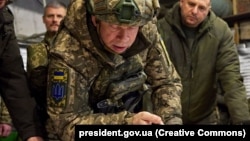 Головнокомандувач ЗСУ Олександр Сирський над мапою бойових дій під час однієї з робочих поїздок, фото ілюстративне