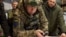 Головнокомандувач ЗСУ Олександр Сирський над мапою бойових дій під час однієї з робочих поїздок, фото ілюстративне
