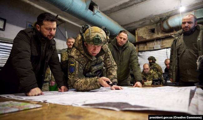На фронте под Купянском. Слева направо: президент Владимир Зеленский, главком ВСУ Александр Сырский, Андрей Ермак, ноябрь 2023 года