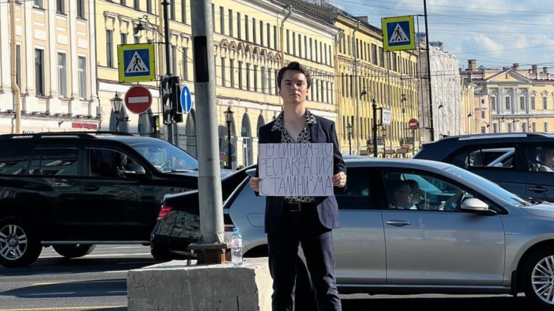 Петербургский активист провел акцию против режима Путина