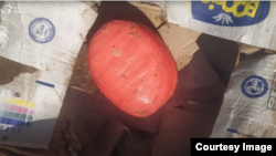 Казакстандын полициясы тараткан видеодон алынган сүрөт. Дамир Шайдинов ташып бараткан жүктөгү дарбыздын ичинен чыккан маңзат. 