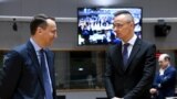 Radoslaw Sikorski lengyel külügyminiszter magyar kollégájával Szijjartó Péterrel egy brüsszeli tanácskozáson 2024 januárjában