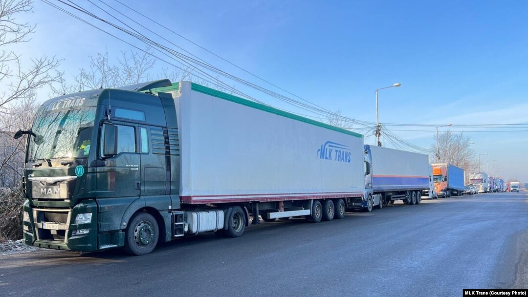 Transportatori și fermieri participă la un protest spontan în mai multe zone din țară, printre care București, Buzău, Galați, Suceava.
