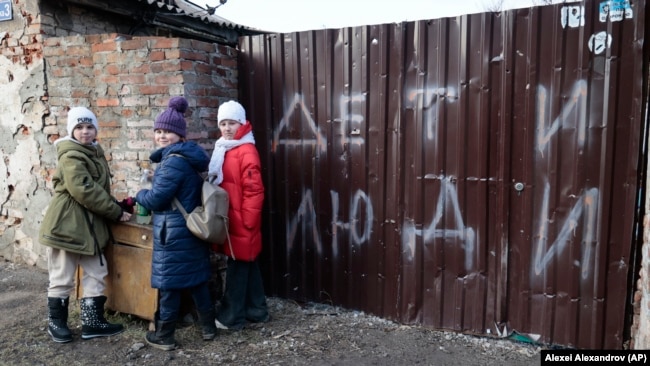 Діти в окупованому Маріуполі, лютий 2023 року (ілюстративне фото)