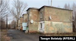 А эти дома вовсе не подключены к центральной системе отопления. Село Глубокое, Восточно-Казахстанская область, 10 ноября 2023 года
