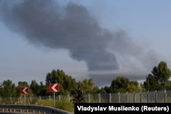 Дим піднімається з околиць міста під час російської комбінованої атаки на Україну. Київ, 26 серпня 2024 року