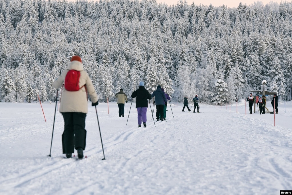 Njerëzit duke shijuar skijimin në qytetin Akaslompolo, në komunën e Kolarit, Finlandë, 4 janar 2024.