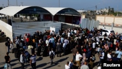Palestinci s dvojnim državljanstvom ispred graničnog prijelaza Rafah s Egiptom u nadi da će dobiti dozvolu da napuste Gazu, 16. otkobra 2023.