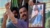 په صوابۍ کې د عمران خان پلويانو د هغه انځور په لاسونو کې نيولی دی ـ انځور له ارشيفه