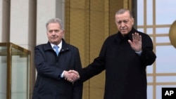 Președintele Finlandei, Sauli Niinisto (stânga), a fost la Ankara, la mijlocul lunii martie, pentru discuții cu omologul său turc, Recep Tayyip Erdoğan, despre ratificarea cererii de aderare la NATO, Ankara, Turcia, 15 martie 2023. 