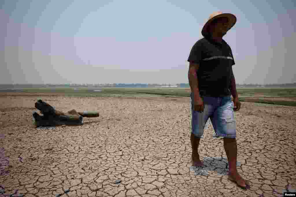 Sebastiao Brito de Mendonca u šetnji sušnim područjem korita rijeke Rio Negro, Brazil 13. oktobra 2023.