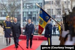 Premierul Republicii Moldova, Dorin Recean (centru), a fost primit cu onoruri militare de către omologul român Nicolae Ciucă, la București, 1 martie 2023.