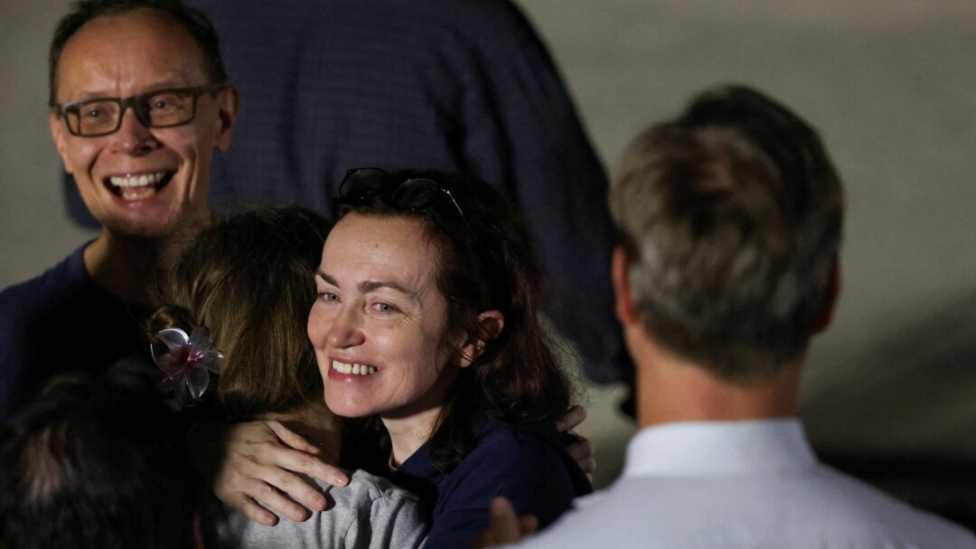 Түрмеде екі адам душқа түсіп жатыр.