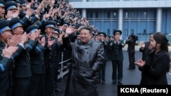 Ким Чен Ын во время визита в Главное государственное управление по аэрокосмической технике, 24 ноября 2023 года