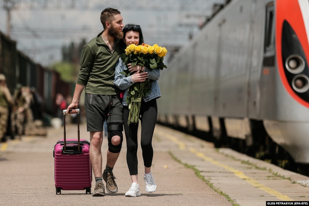 Një ushtar ukrainas duke e përqafuar partneren e tij në një stacion hekurudhor në Kramatorsk të rajonit të Donjeckut, m 28 maj.&nbsp;Sipas ligjit ushtarak, ushtarëve ukrainas iu takojnë 10 ditë pushim brenda një viti.