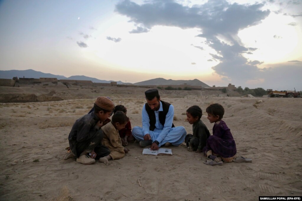 Khan insegna a un piccolo gruppo di bambini. Il curriculum comprende Sirat al-Nabi, una biografia del profeta islamico Muhammad, Pashto e Dari (persiano) - le due lingue ufficiali dell'Afghanistan - così come l'inglese e l'arte di A proposito di.