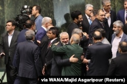 Ismail Haniyeh e përqafon Hossein Salamin, kryekomandantin e Trupave të Gardës Revolucionare të Iranit (IRGC), në Parlamentin iranian, gjatë inaugurimit të Masud Pezeshkian, 30 korrik 2024.