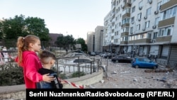 Атака на Київ: «Як ми взагалі вижили там?» Кияни після того, як російський дрон зруйнував їхній будинок (фотогалерея)