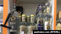 Türkmənistanda piştaxtalarda spirtli içki