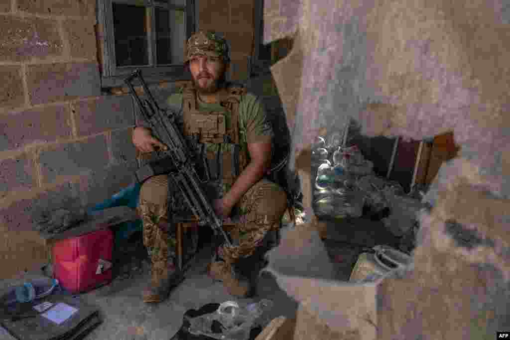 31-річний український солдат штурмового батальйону &laquo;Скала&raquo; з позивним &laquo;Капа&raquo; позує для портрета в невідомому місці поблизу міста Оріхів у Запорізькій області, 1 жовтня 2023 року, на тлі російського вторгнення в Україну.