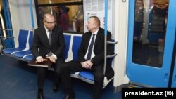 Prezident İlham Əliyev paytaxta gətirilən yeni metro qatarlarında yaradılan şəraitlə tanış olur. 2018