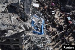 Palestinci kupuju na tržnici, tokom privremenog primirja između Hamasa i Izraela, u izbjegličkom kampu Nuseirat, 30. novembar 2023.